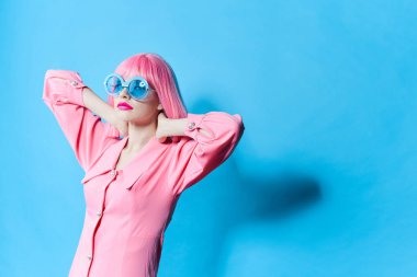 Pembe peruklu çekici kadın. Pembe elbiseli. Kırmızı dudaklı.