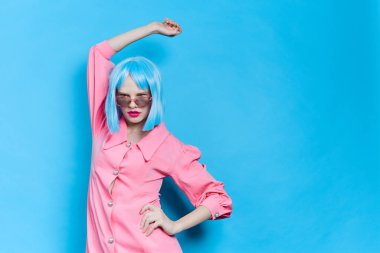 Bir kadının portresi. Parlak makyaj, güneş gözlüğü, izole edilmiş arka plan.