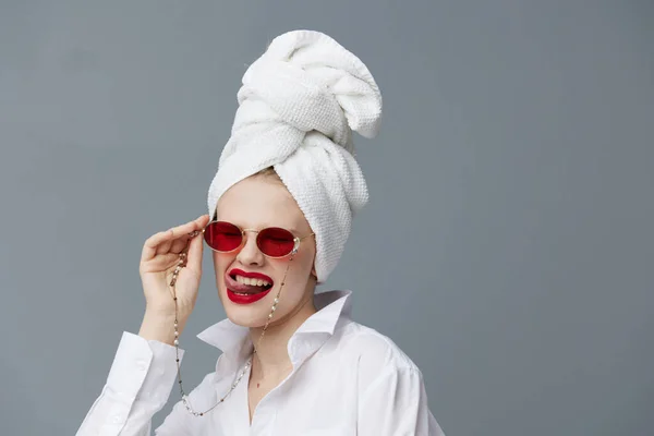 Γυναίκα κόκκινα γυαλιά πετσέτα στο κεφάλι μοντέλο στούντιο μακιγιάζ αμετάβλητη — Φωτογραφία Αρχείου