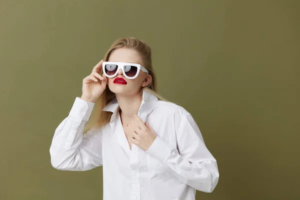 Ξανθιά γυναίκα σε λευκό πουκάμισο γυαλιά ηλίου απομονωμένη φόντο — Φωτογραφία Αρχείου