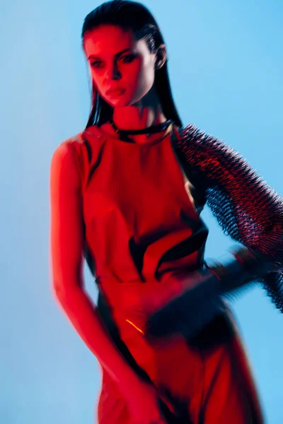 Hermosa mujer Glamor posando armadura de metal luz roja en la mano Estilo de vida inalterado —  Fotos de Stock