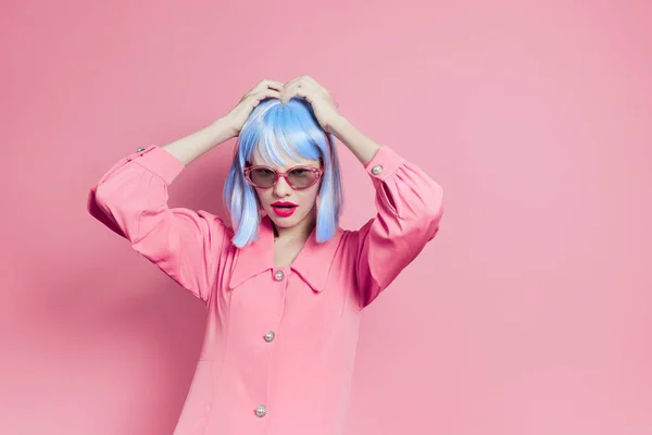Bonita mujer en gafas de sol lleva una peluca azul maquillaje rosa fondo —  Fotos de Stock