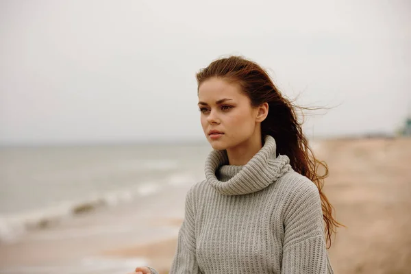 Belle femme aux cheveux longs sur la plage nature paysage marcher Happy femelle détente — Photo