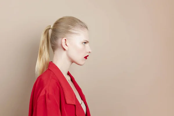 Mujer glamorosa cosméticos labios rojos moda estilo de vida posando — Foto de Stock