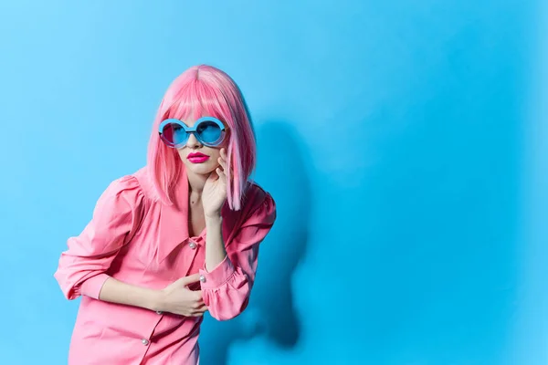 Glamorosa mujer moda azul gafas maquillaje moda aislado fondo — Foto de Stock