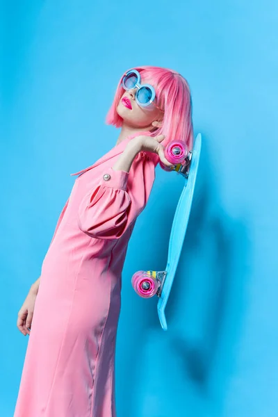 Güneş gözlüklü kadın değiştirilmemiş pembe peruklu stüdyo modeli takıyor. — Stok fotoğraf
