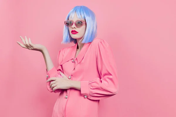 Portrait of a woman in blue wig pink dress red lips Lifestyle posing — Stock Fotó