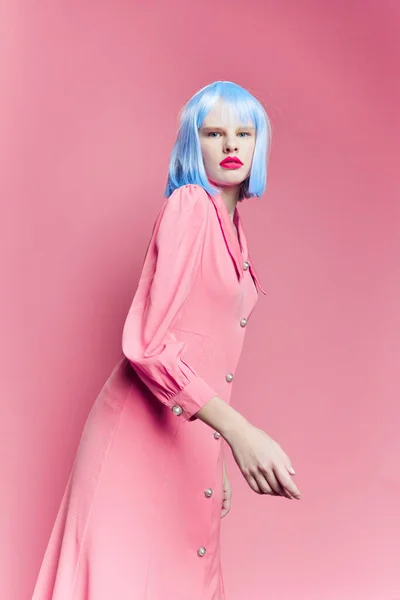 Glamorous woman in blue wig pink dress red lips Lifestyle posing — Fotografia de Stock