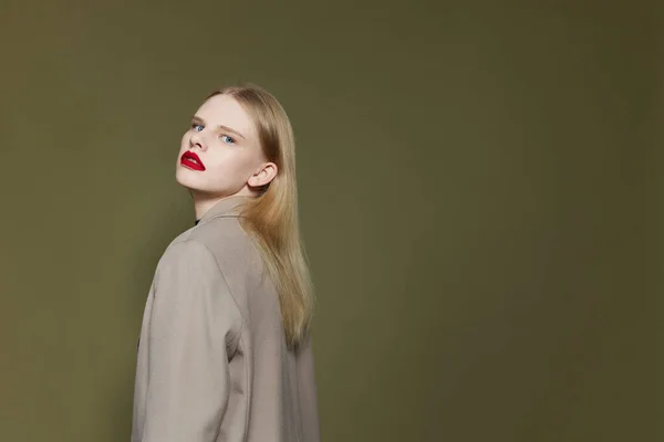 Glamouröse Frau mit roten Lippen Mantel helle Make-up-Studio-Modell unverändert — Stockfoto