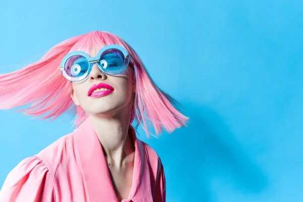 Λαμπερό γυναίκα μόδα μπλε γυαλιά μόδας μόδα μακιγιάζ Lifestyle θέτοντας — Φωτογραφία Αρχείου