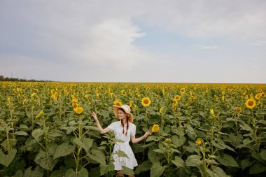 Güzel tatlı kız Çiçek açan bir tarlada değişmeden