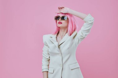 Beyaz ceketli genç kadın pembe saçlı Glamor Kozmetik stüdyo modeli değiştirilmemiş.