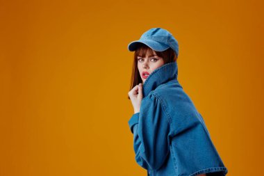 Güzellik modası kadın kot giyim modası poz verme sarı arka plan değiştirilmemiş