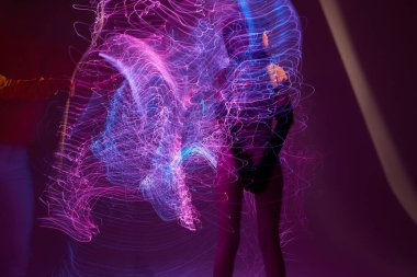Güzel kadın disko neon çizgileri lüks moda arka planı değiştirilmemiş