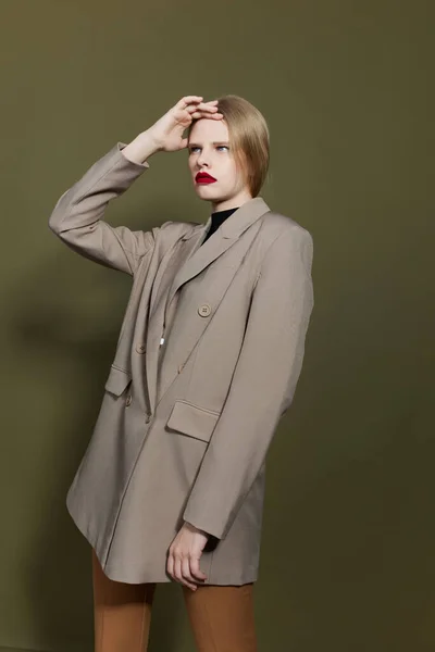 Fashionable woman in coat red lips fashion studio model unaltered — Fotografia de Stock