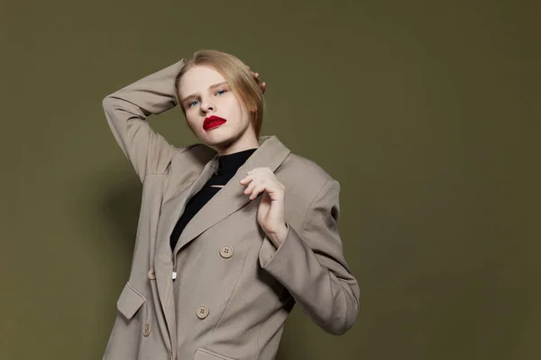 Portrét ženy s červenými rty kabát světlé make-up izolované pozadí — Stock fotografie