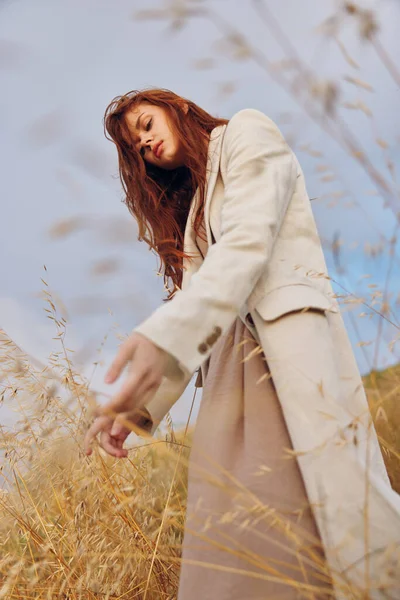 Bonita mulher agricultura natureza plantas infinito campo — Fotografia de Stock