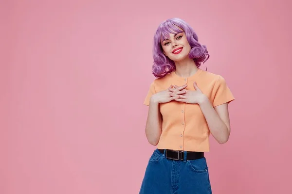 漂亮迷人的女人，紫色头发，牛仔裤粉色背景 — 图库照片