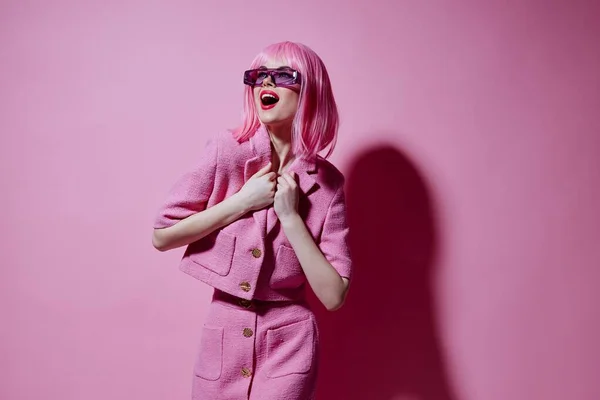 Portré egy bájos hölgy gesztusok a kezét egy rózsaszín kabát változatlan — Stock Fotó