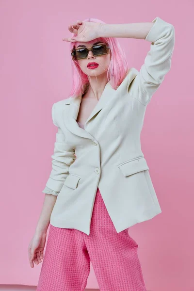 Όμορφη νεαρή γυναίκα σε λευκό σακάκι ροζ μαλλιά Glamor Καλλυντικά χρώμα φόντο αναλλοίωτη — Φωτογραφία Αρχείου