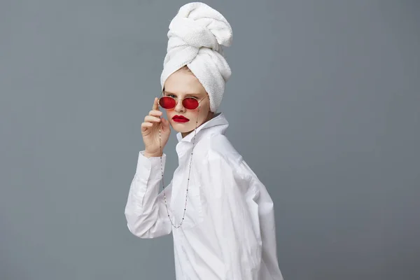 美しい女性の赤いサングラス化粧品タオル頭の上ライフスタイルポージング — ストック写真
