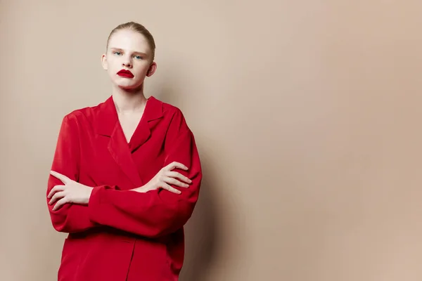 Гламурна жінка червоні губи модний піджак бежевий фон — стокове фото