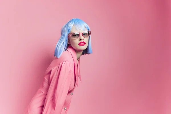 Woman in blue wig pink dress red lips isolated background — Fotografia de Stock