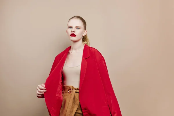 Retrato de una mujer maquillaje en chaqueta roja fondo aislado — Foto de Stock