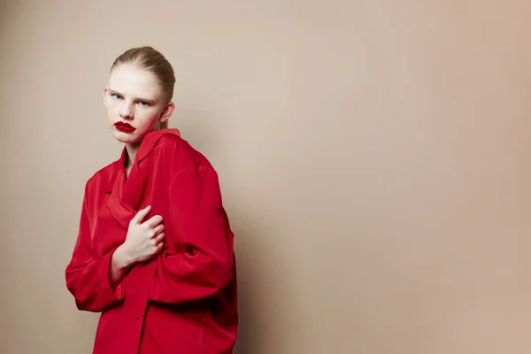 Mulher cosméticos lábios vermelhos moda Estilo de vida posando — Fotografia de Stock