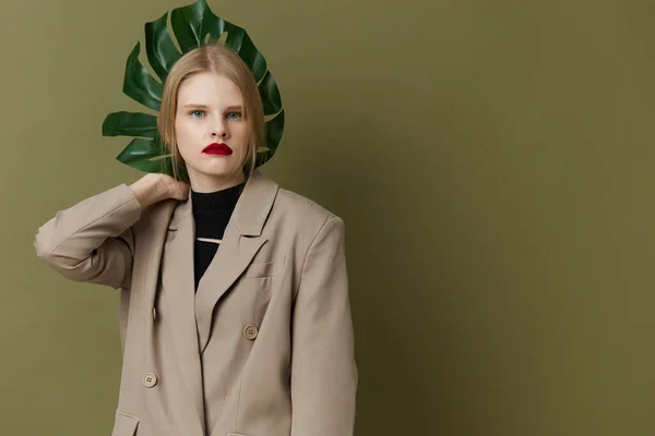 Πορτρέτο μιας γυναίκας πράσινο παλτό φύλλο φοίνικα φωτεινό μοντέλο στούντιο μακιγιάζ αμετάβλητη — Φωτογραφία Αρχείου