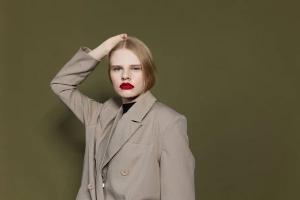 Fashionable woman in coat red lips fashion studio model unaltered — Stockfoto