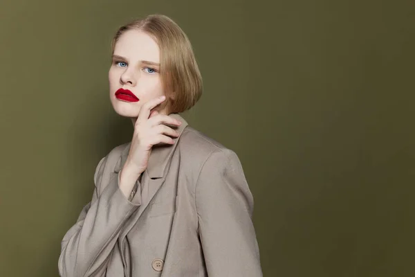 Okouzlující žena s červenými rty kabát světlé make-up izolované pozadí — Stock fotografie