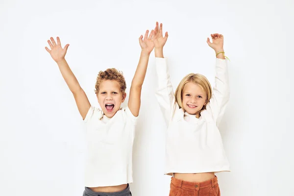Duas crianças pré-escolares menino e menina gesticular com as mãos isoladas fundo — Fotografia de Stock