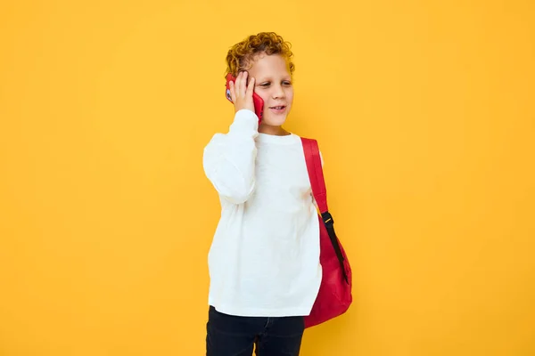 Rolig man tonåring i vit tröja mobiltelefon röd ryggsäck Studio lärande koncept — Stockfoto
