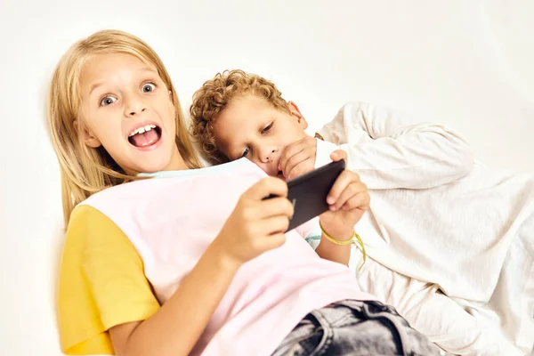 Emotionale Kinder mit Handyspiel-Technologie — Stockfoto