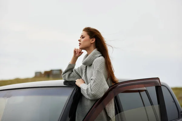 Mulher bonita Viagem de carro de aventura natureza viagens feminino relaxante — Fotografia de Stock