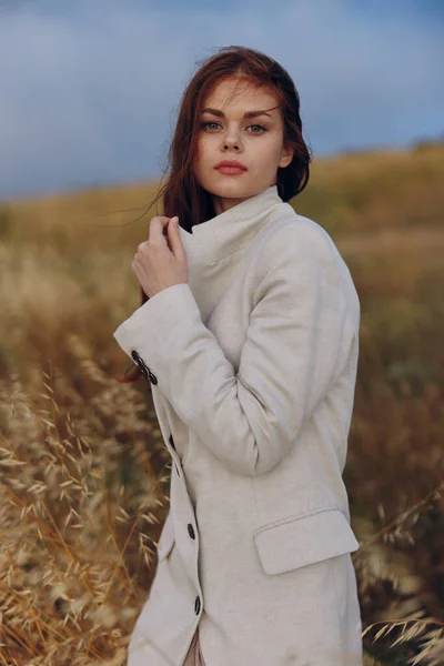 Pretty woman walk in the field harvest — Stockfoto