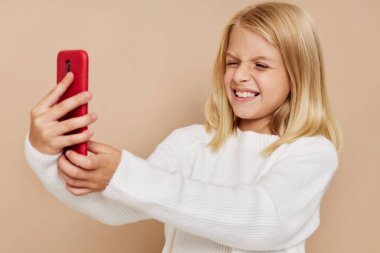 Gülümseyen küçük sevimli bir bebeğin portresi moda bebek elbiseleri poz stüdyosu