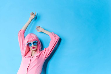 Pembe peruklu çekici bir kadın. Pembe elbiseli. Kırmızı dudaklı.
