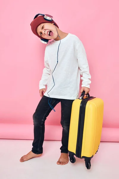 헤드폰을 쓰고 노란 가방을 든 귀여운 소년 — 스톡 사진