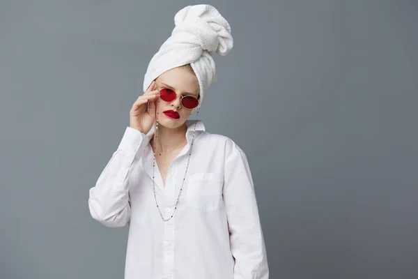 머리에 수건을 얹고 라이프 스타일 포즈를 취하는 빨간 선글라스 화장품을 한 여자의 사진 — 스톡 사진