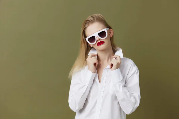 흰 셔츠를 입고 선글라스를 쓰는 여자의 사진 이 따로 있는 배경 — 스톡 사진