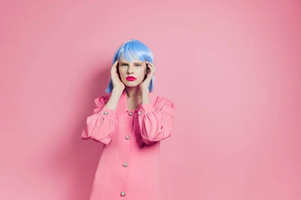 Retrato de una mujer lleva un maquillaje peluca azul fondo aislado — Foto de Stock
