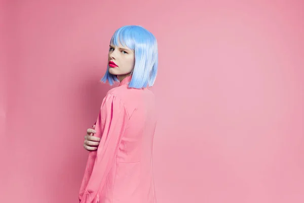 Mavi peruklu çekici kadın. Pembe elbiseli, kırmızı dudaklı stüdyo modeli. — Stok fotoğraf