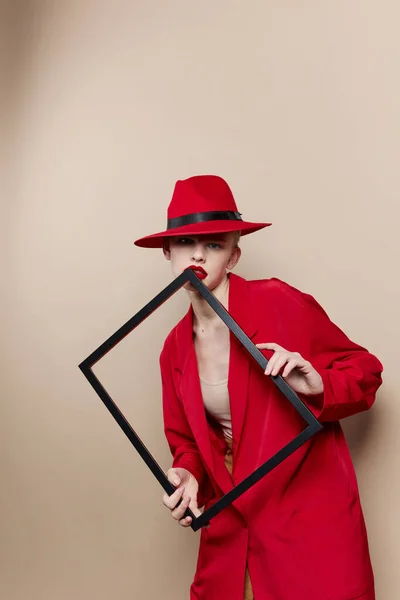 Glamouröse Frau in roter Mütze und Jacke posiert — Stockfoto