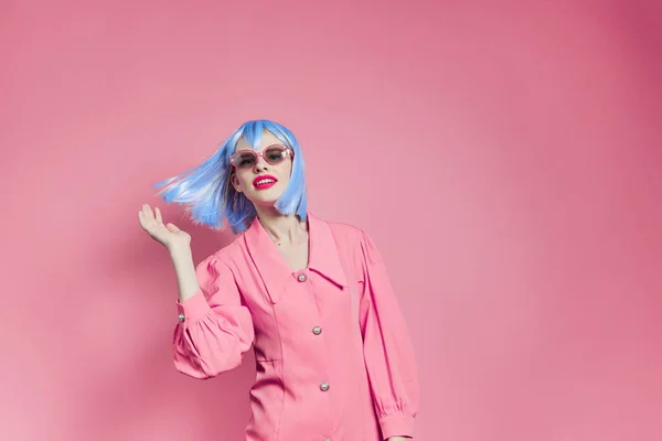Portrait of a woman in blue wig pink dress red lips pink background — 图库照片