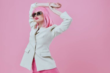 Güzel, modaya uygun bir kız. Modern tarz. Pembe saç gözlüğü.