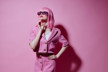 Güzellik modadan kadın parlak makyaj pembe saç göz kamaştırıcı gözlük tek renkli fotoğraf değiştirilmemiş.
