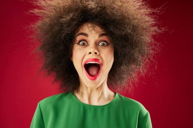 Güzellik Modacısı kadın, afro saç stili, kırmızı dudaklar, değiştirilmemiş kırmızı arka plan.