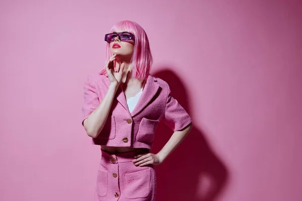 Ομορφιά Μόδα γυναίκα φωτεινό μακιγιάζ ροζ μαλλιά glamor κομψά γυαλιά μονόχρωμη βολή αναλλοίωτη — Φωτογραφία Αρχείου